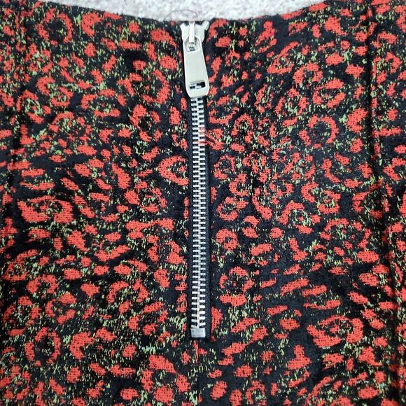 Basic Zara High Rise Red Floral Jacquard Zipper Short - Picture 6 of 11